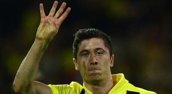 Левандовски показывает Пересу, сколько он хочет зарабатывать, фото espnfc.com