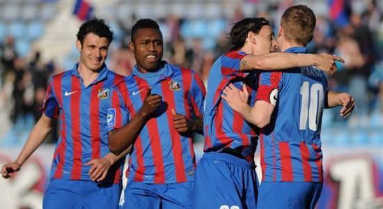 Одибе празднует с партнерами победу над Карпатами, фото Илья Хохлов, Football.ua