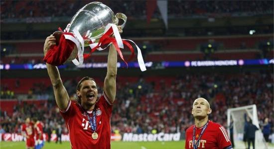 Даниэль ван Бюйтен на закате карьеры подержался за главный евротрофей. Фото gva.be