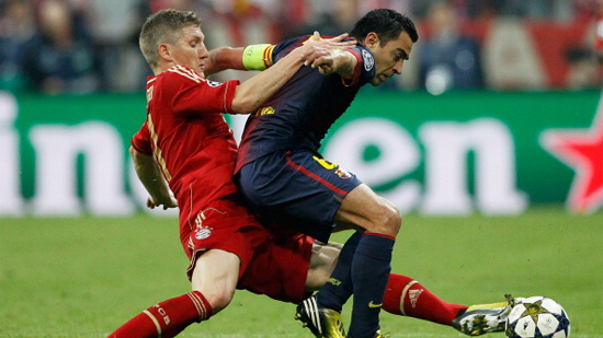 Хави в борьбе со Швайнштайгером, Getty Images