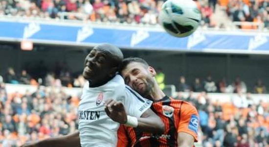 Данило ведет борьбу против Развана Раца, фото Михаила Масловского, Football.ua