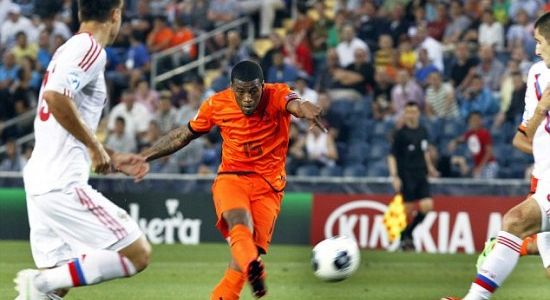 Вейналдум бьет по воротам россиян, фото EPA