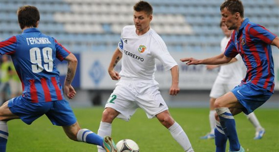 Валерий Куценко против игроков Арсенала, фото Ильи Хохлова, Football.ua