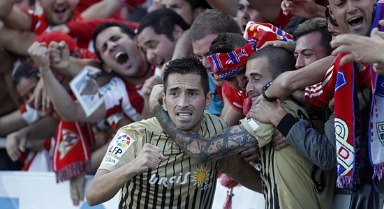 Чарлес отправился праздновать гол к болельщикам, фото marca.com