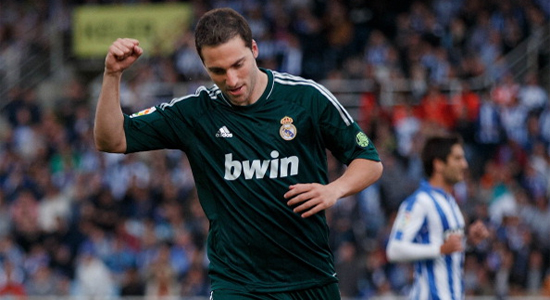 Гонсало Игуаин забивает в ворота Сосьедада, Getty Images