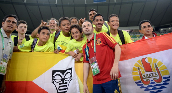 Андрес Иньеста с болельщиками сборной Таити, Getty Images