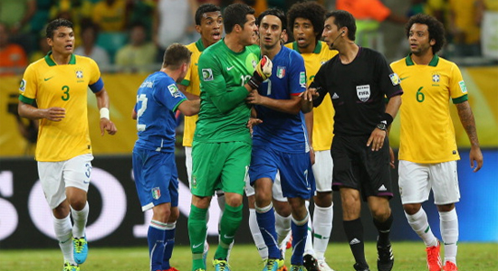 Бразильская сборная атакует арбитра, Getty Images