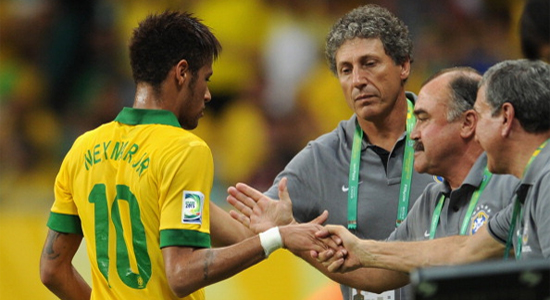 Неймар принимает поздравления тренерского штаба, Getty Images