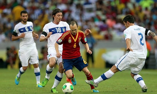 Иньеста в окружении Монтоливо и Маджо, fifa.com