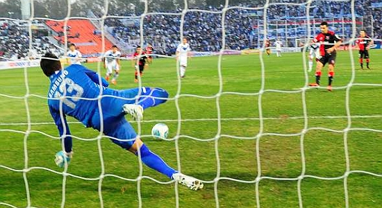 Себастьян Соса отбивает пенальти от Игнасио Скокко, ole.com.ar
