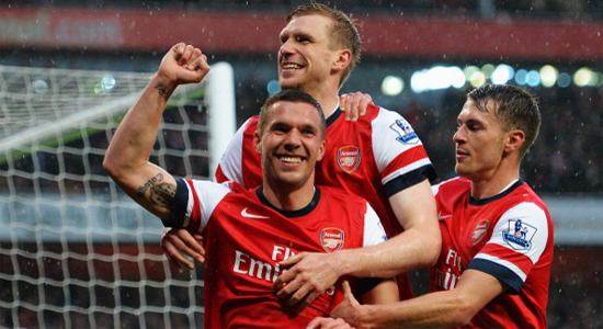 Лукас Подольски празднует забитый мяч, Getty Images