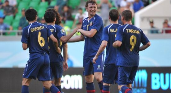 Партнеры поздравляют Пищура после забитого мяча, фото fcbunyodkor.com