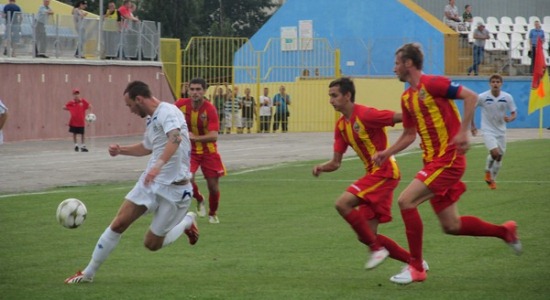 Каблашу (с мячом) Мостовой и Степанов не дали развернуться, fczirka.com.ua
