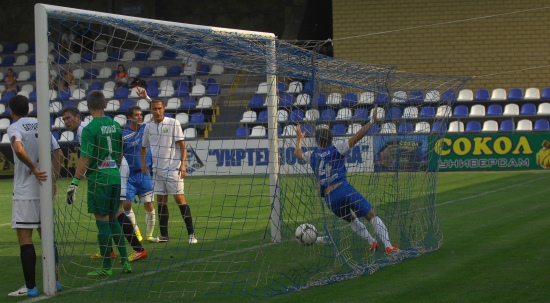 Сколько мячей побывало в воротах УАКа? Ответ – на футболке Гришко. Фото olimpik.com.ua