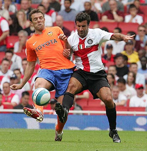 Заодно продемонстрировали новые комплекты формы. Марчена против Фигу. www.valenciacf.es 