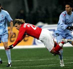 Макс вынужден терпеть...