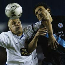 Смит борится с мячом и Дабизасом, uefa.com