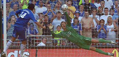 Ван дер Сар парирует удар Писарро, bbc.co,uk