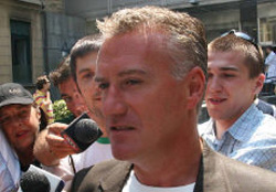 Дешам привыкает к микрофонам