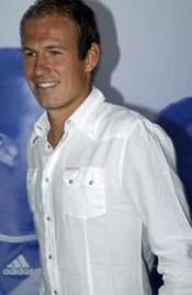 Арьен уже весь в белом! 