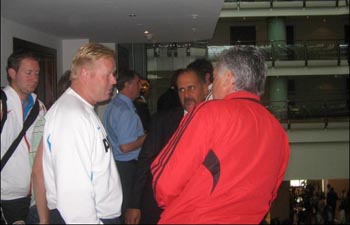 Рональд Куман поздравляет  Карло Анчелотти с получением Кубка чемпионов. Между ними стоит руководитель коммуникационной службы 