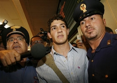 Алешандро защищают от тисканья миланцев, AP