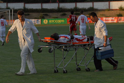 Нигерийца Мадаха увозят с поля, фото fc-kt.com