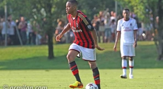 Робиньо отметил продление контракта голом, фото acmilan.com