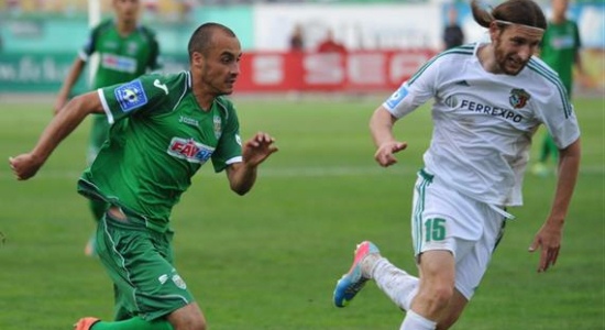 Денис Дедечко в матче с Карпатами, фото Football.ua