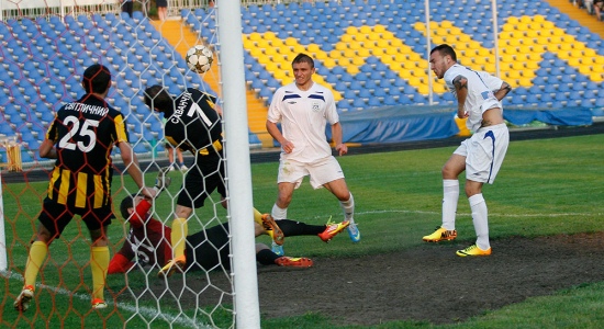 Апогей матча: Каблаш попадает в стоящего на линии ворот Саванчука, фото niknews.mk.ua