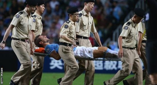 Настасич уносят с  поля на носилках, Getty Images