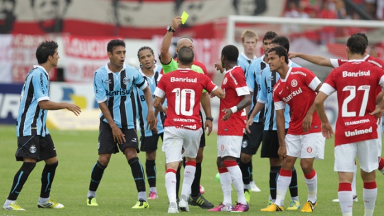 В класико Гре-Нал было жарко, фото Edison Vara