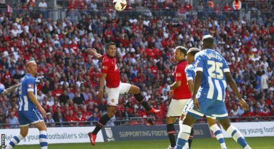 Ван Перси забивает первый гол в ворота Уигана, Reuters