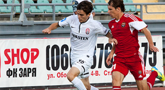 Гордиенко (слева) в игре против запорожского Металлурга, фото zarya-lugansk.com