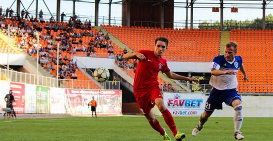 Гол Батюшина (слева) очень помог Стали выиграть в Сумах и вернуться на первое место, фото fc.sumy.ua