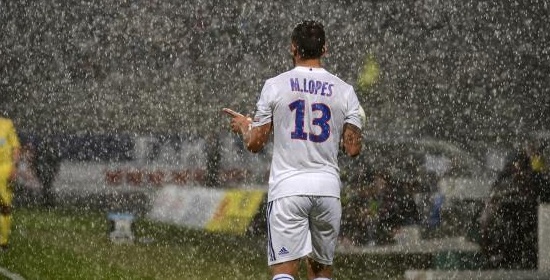 Ливень чуть не сорвал матч в Лионе, lequipe.fr