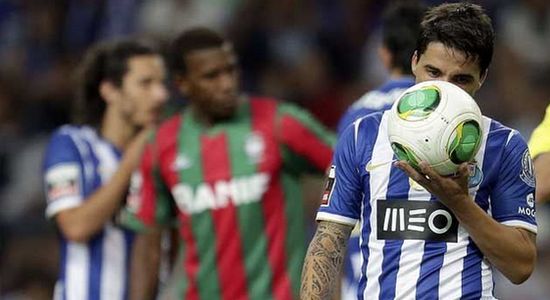 Жозуэ готовится исполнять пенальти, record.pt