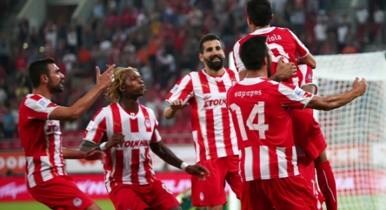 Футболисты Олимпиакоса праздную гол Савиолы, olympiacos.org