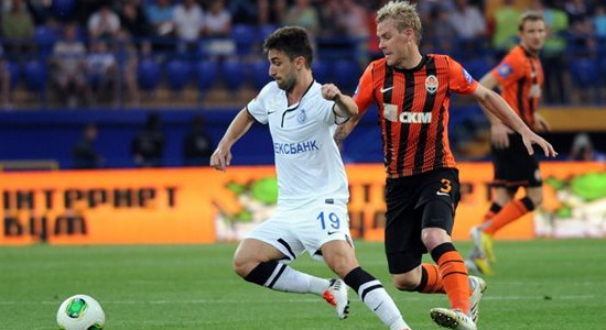 Элис Бакай против Томаша Хюбшмана. © Дмитрий Неймырок, Football.ua