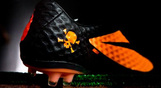 Бутсы Nike Hypervenom: эти глаза напротив
