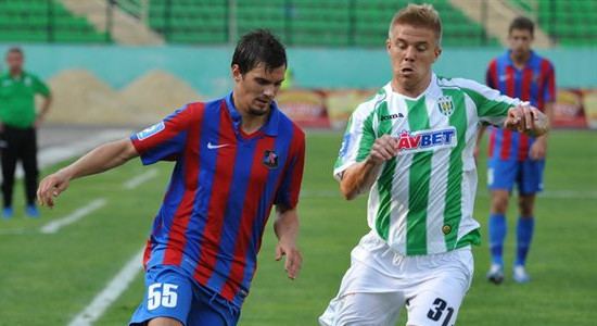 Игорь Тищенко (справа) в матче против Арсенала. Фото Маркияна Лысейко, Football.ua