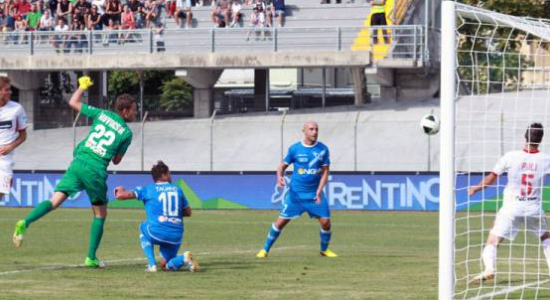 Эмполи забивает в ворота Карпи, фото empolicalcio.net