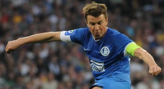 Руслан Ротань забивает единственный мяч в этой встрече, (с) Илья Хохлов, Football.ua