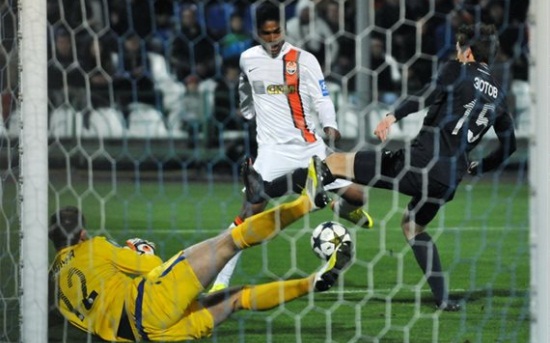 Бандура парирует удар Косты, Football.ua