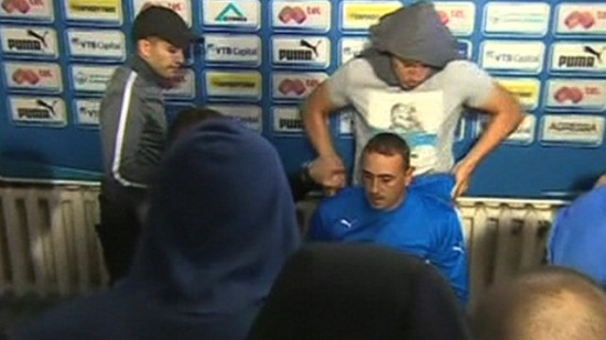 Болельщики нападают на Петева, фото bbc.co.uk