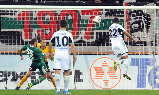 Луис Густаво забивает победный мяч, фото kicker.de