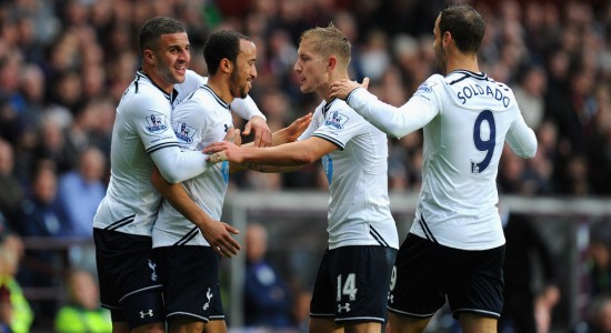 Партнеры поздравляют Таунсенда с голом в ворота Астон Виллы, Getty Images