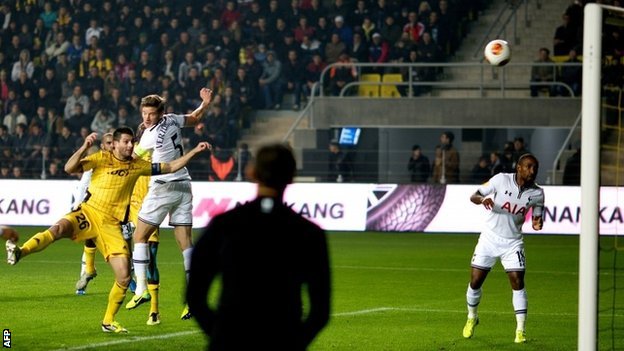 Вертонген забивает первый гол в матче, фото AFP