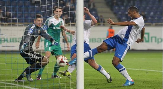 Дебютный гол Дугласа, фото Станислава Ведмидя, Football.ua