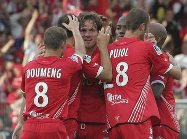 Валенсьенн празднует победный гол, Reuters